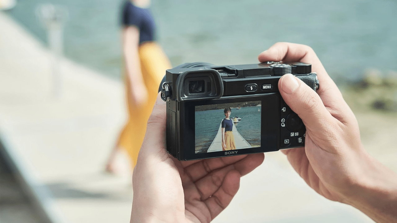 Sony Alpha ILCE-6100L APS-C Camera (16-50mm Lens)